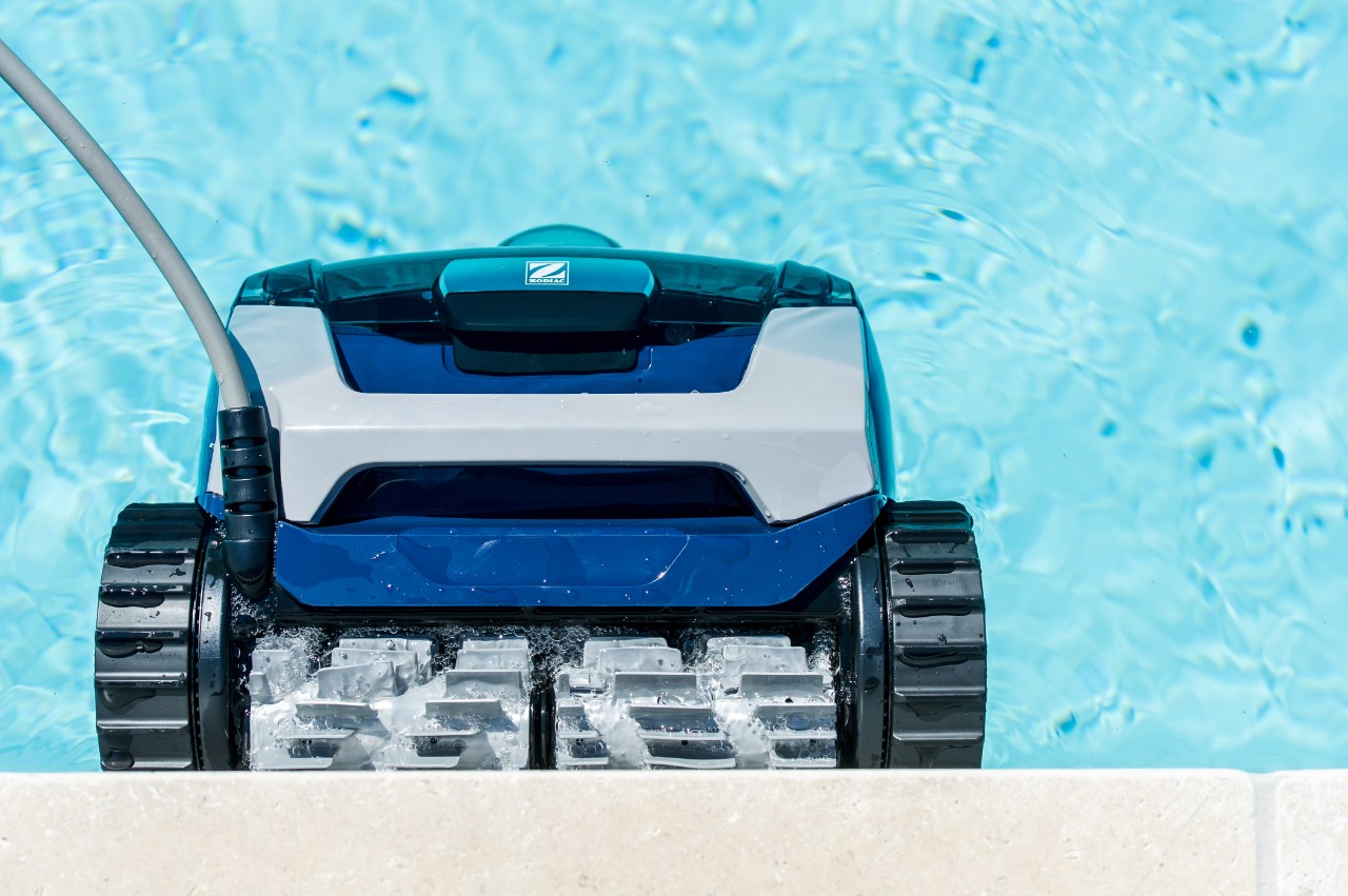 Sortir le robot de la piscine après nettoyage